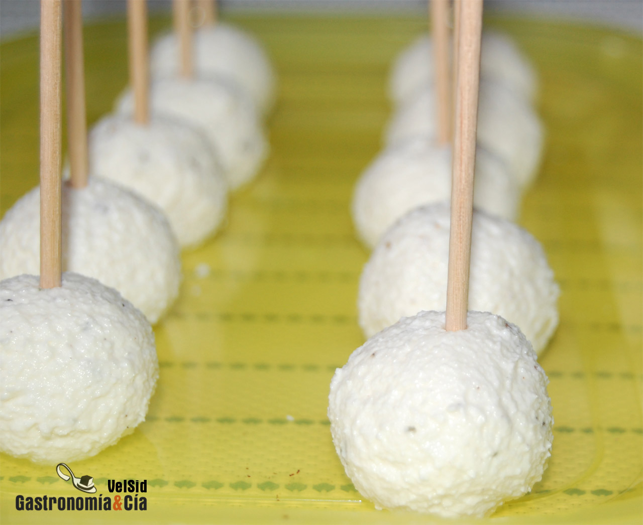 Bolitas de queso, jamón y nueces