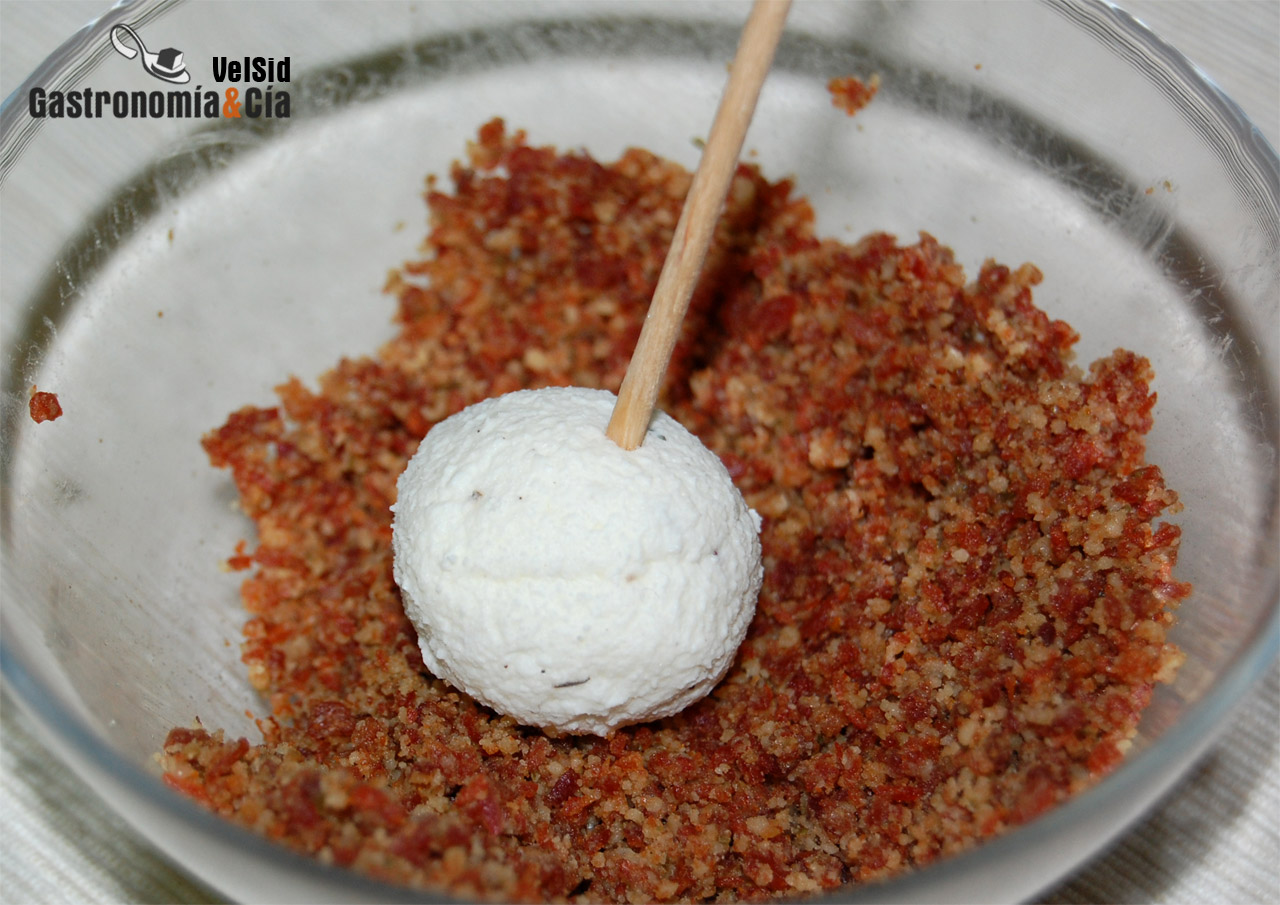 Bolitas de queso, jamón y nueces