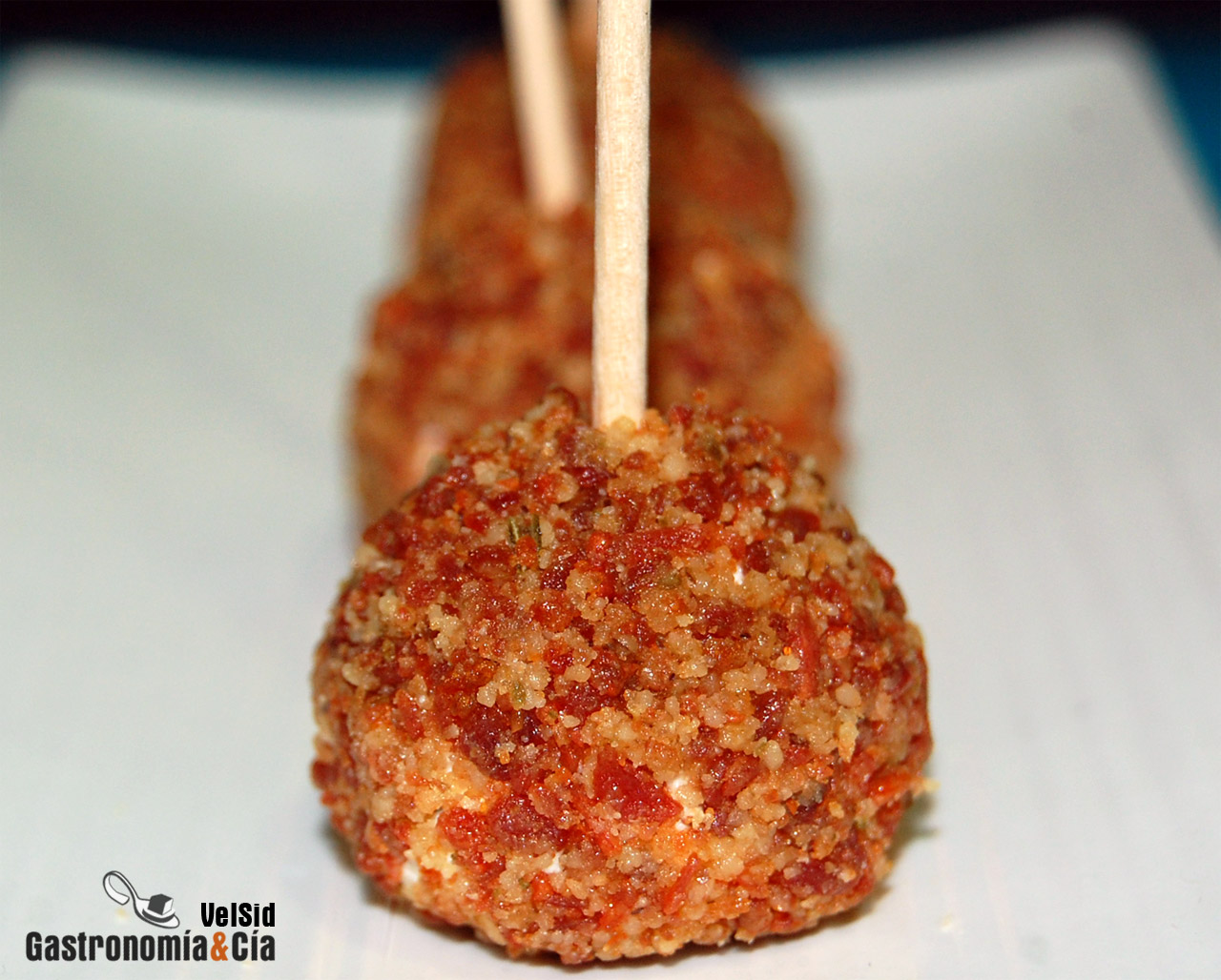 Bolitas de queso, jamón y nueces