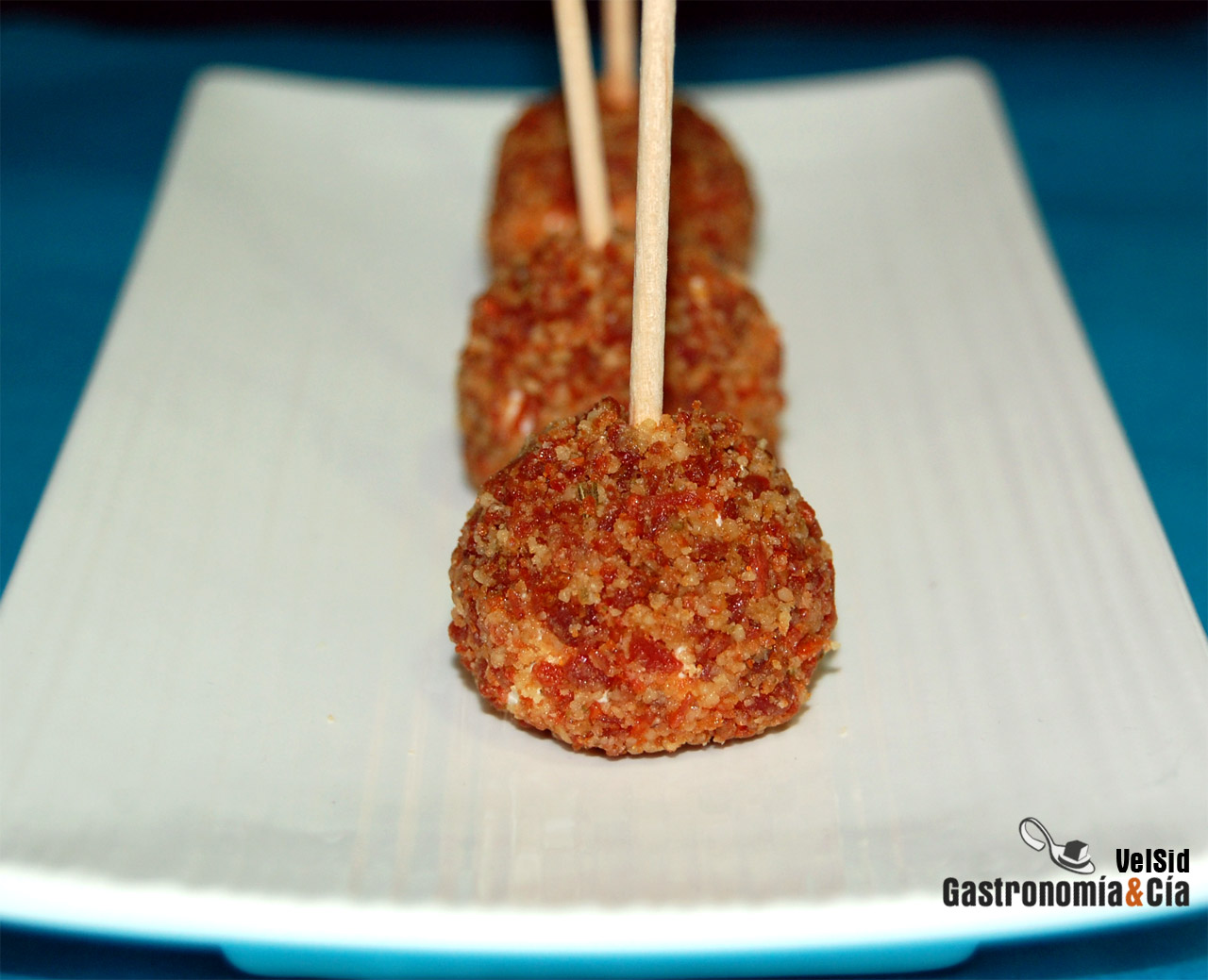 Bolitas de queso, jamón y nueces