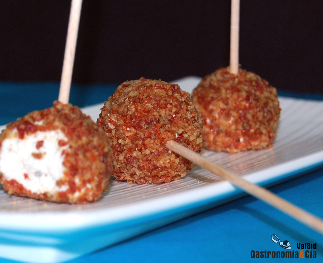 Bolitas de queso, jamón y nueces