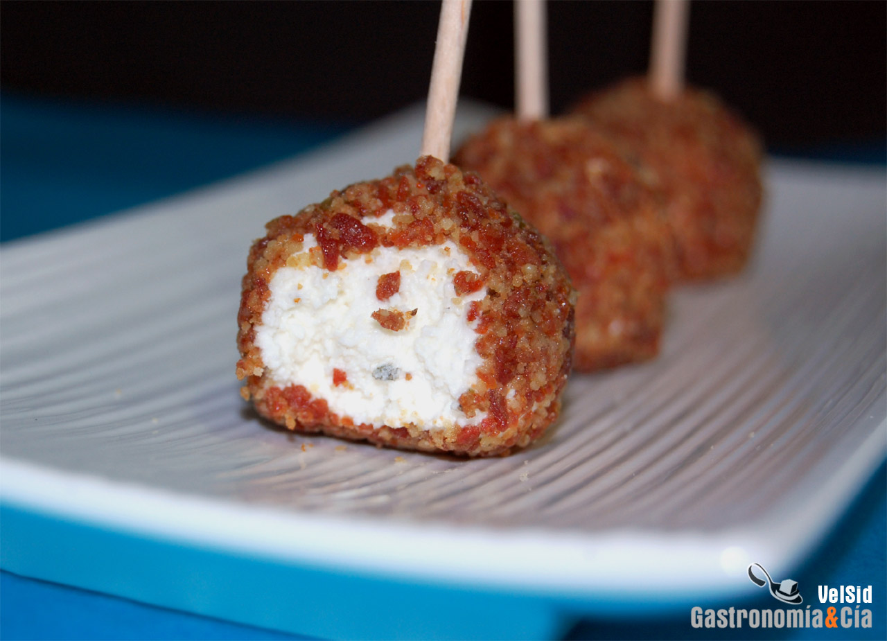 Bolitas de queso, jamón y nueces