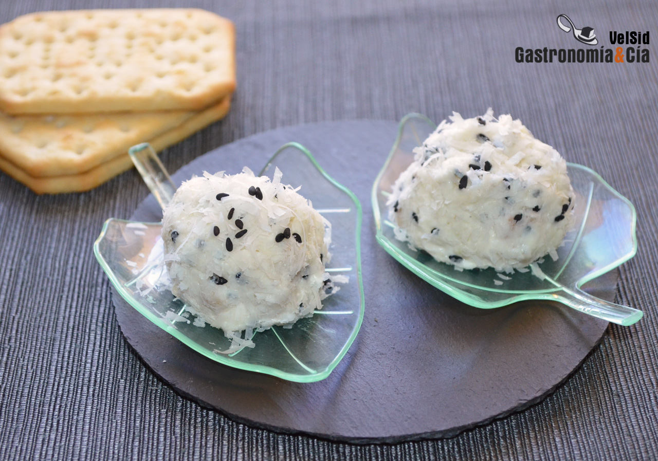 Bolitas de queso, manzana y nueces