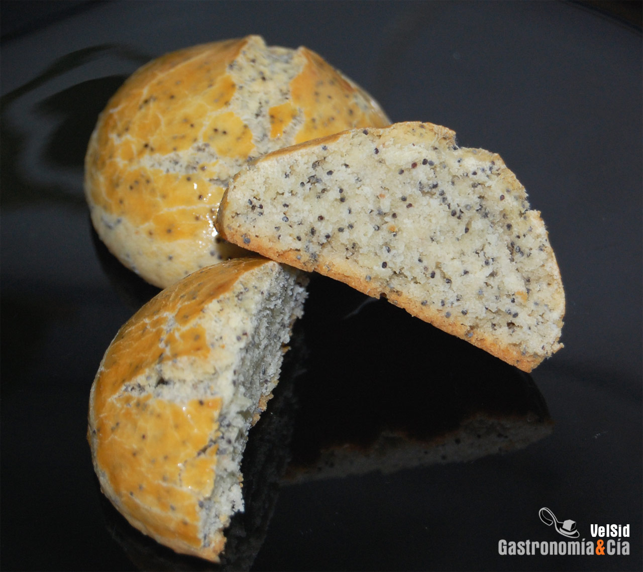 Bollos de almendra y semillas de amapola