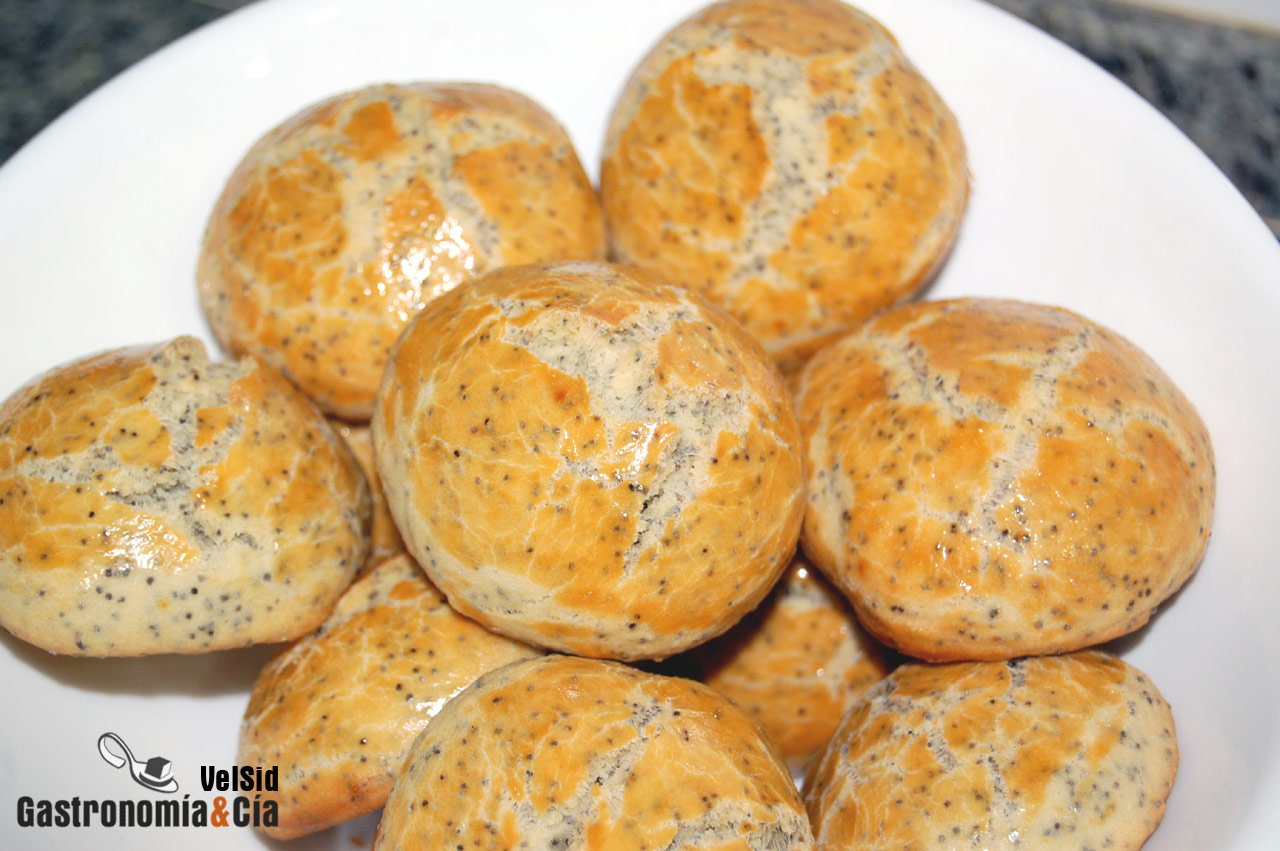 Bollos de almendra y semillas de amapola