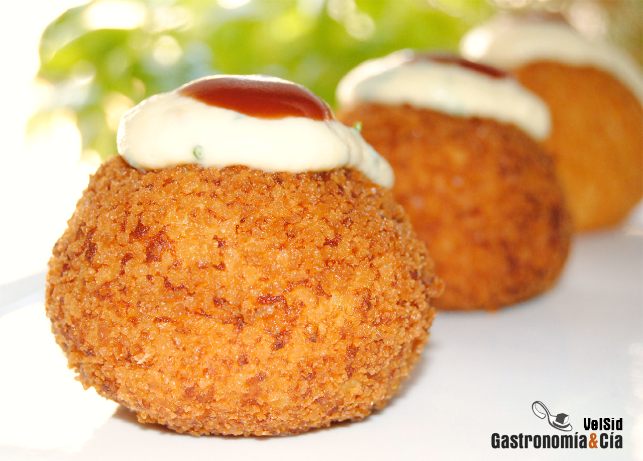 Bombas de patata con salsa de huevo frito