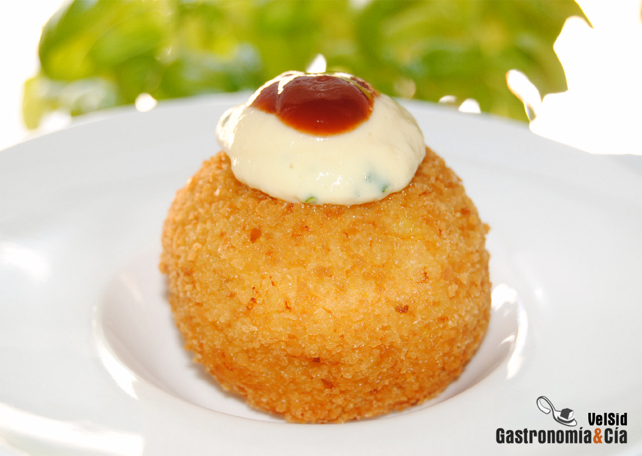Bombas de patata con salsa de huevo frito