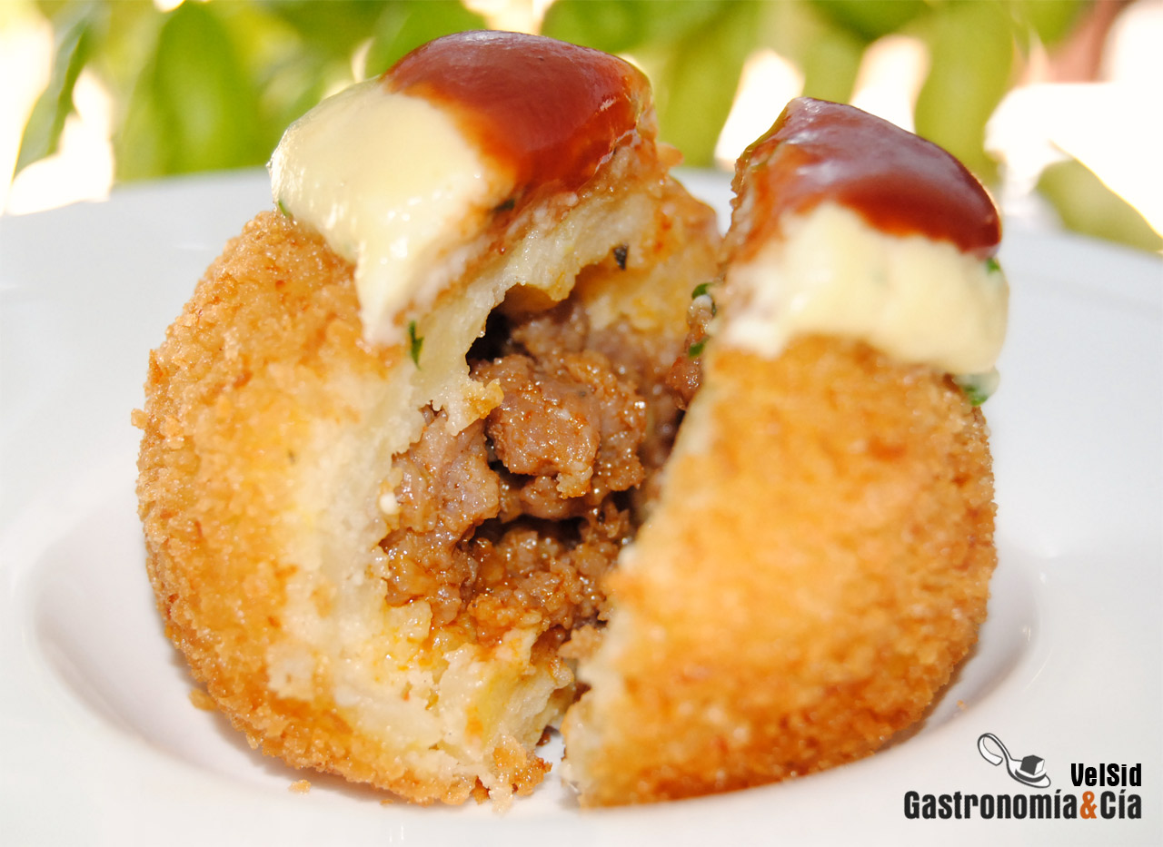 Bombas de patata con salsa de huevo frito