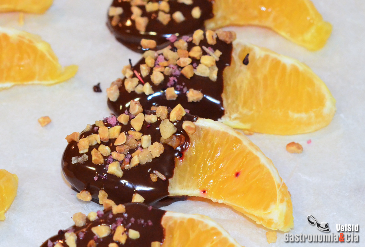 Bombones de chocolate, naranja natural y sal de hibisco