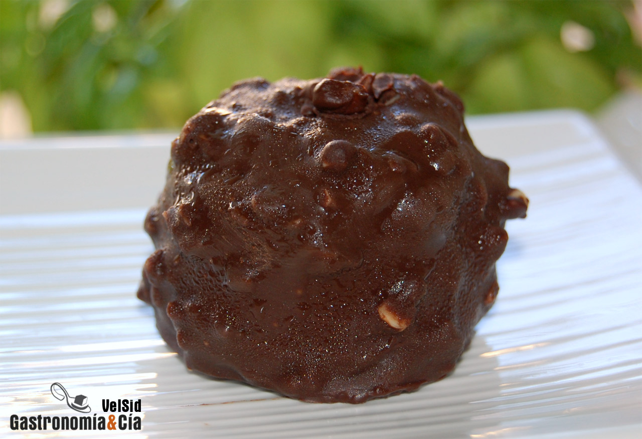 Bombón helado de chocolate y plátano