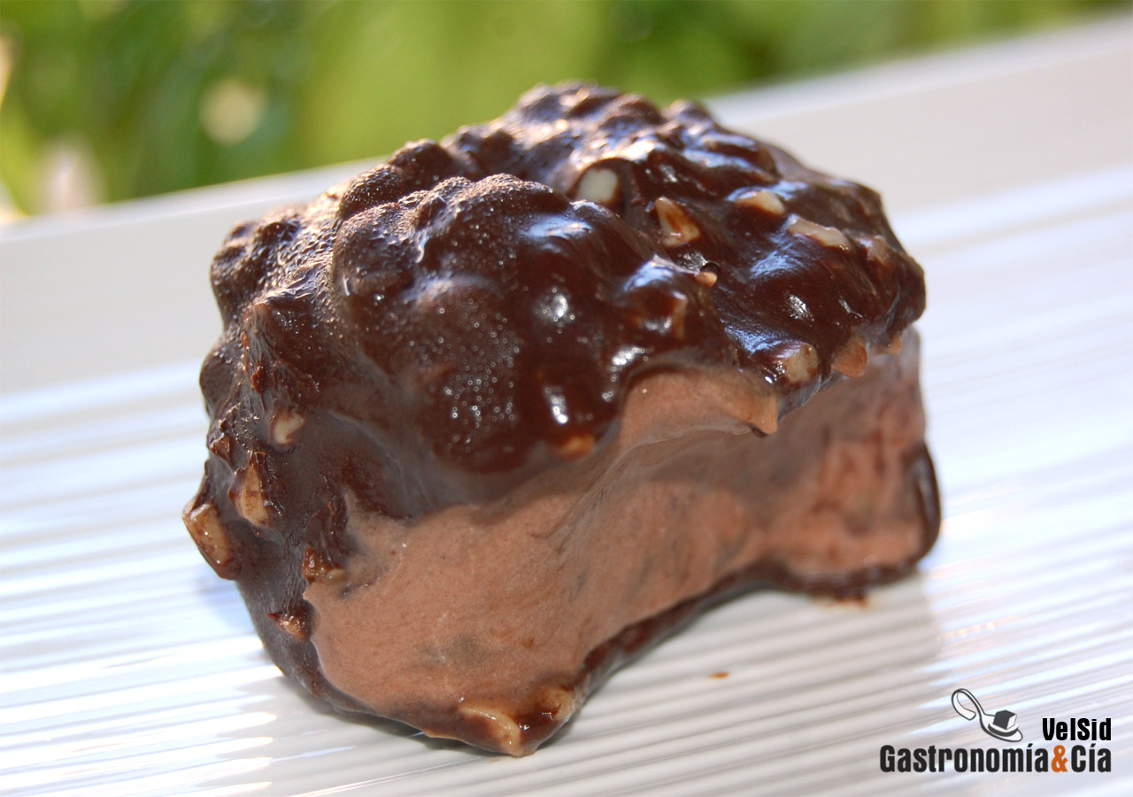 Bombón helado de chocolate y plátano