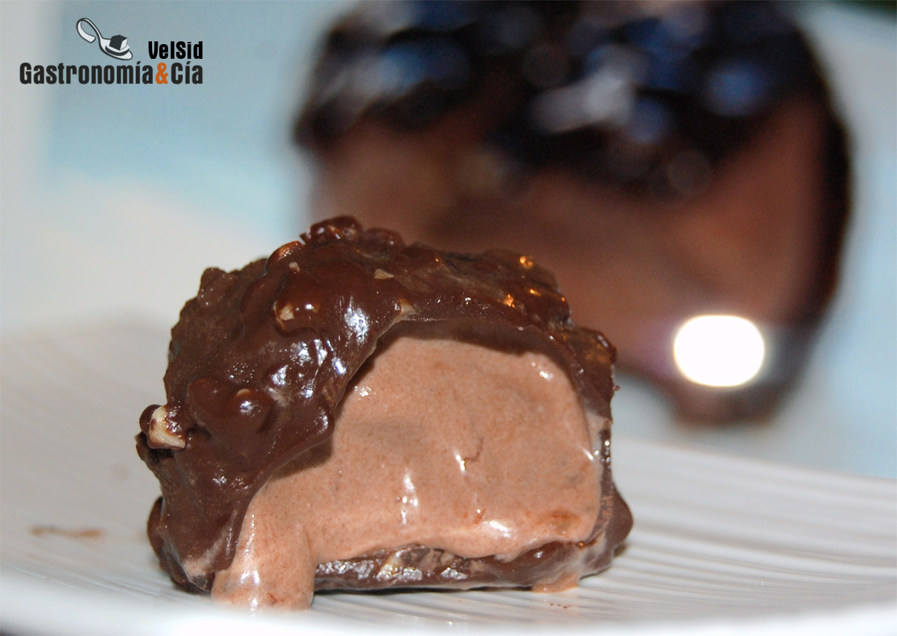 Bombón helado de chocolate y plátano