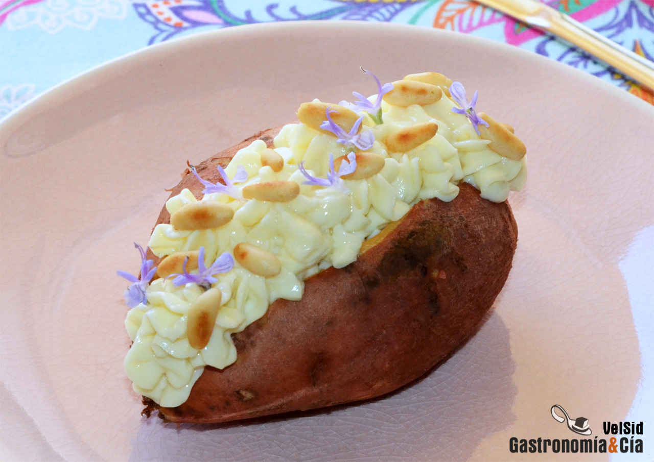 Boniato asado con crema al romero y piñones tostados