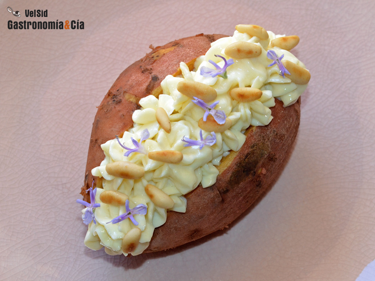 Boniato asado con crema al romero y piñones tostados