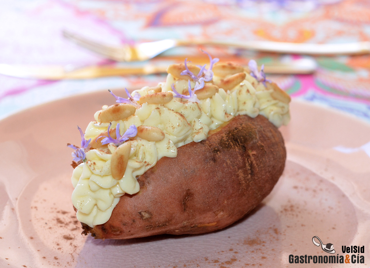 Boniato asado con crema al romero y piñones tostados