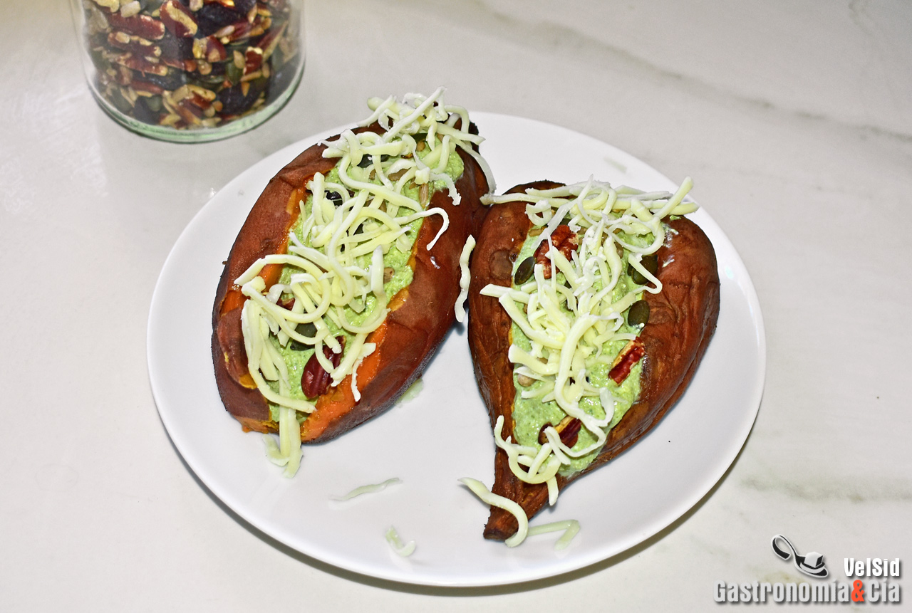 Boniatos asados con ricota, salsa de rúcula y semillas