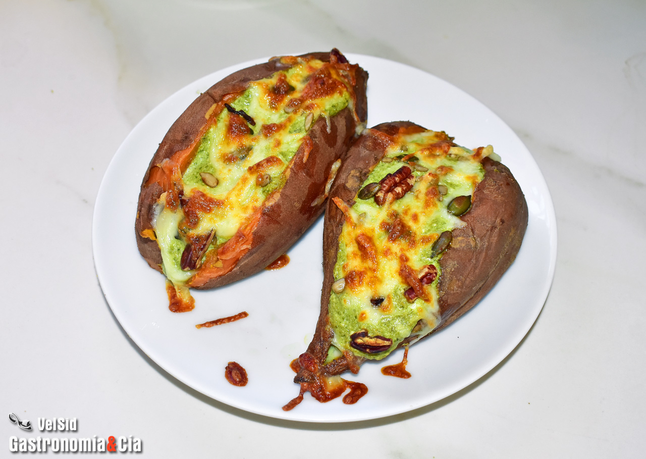 Boniatos asados con ricota, salsa de rúcula y semillas