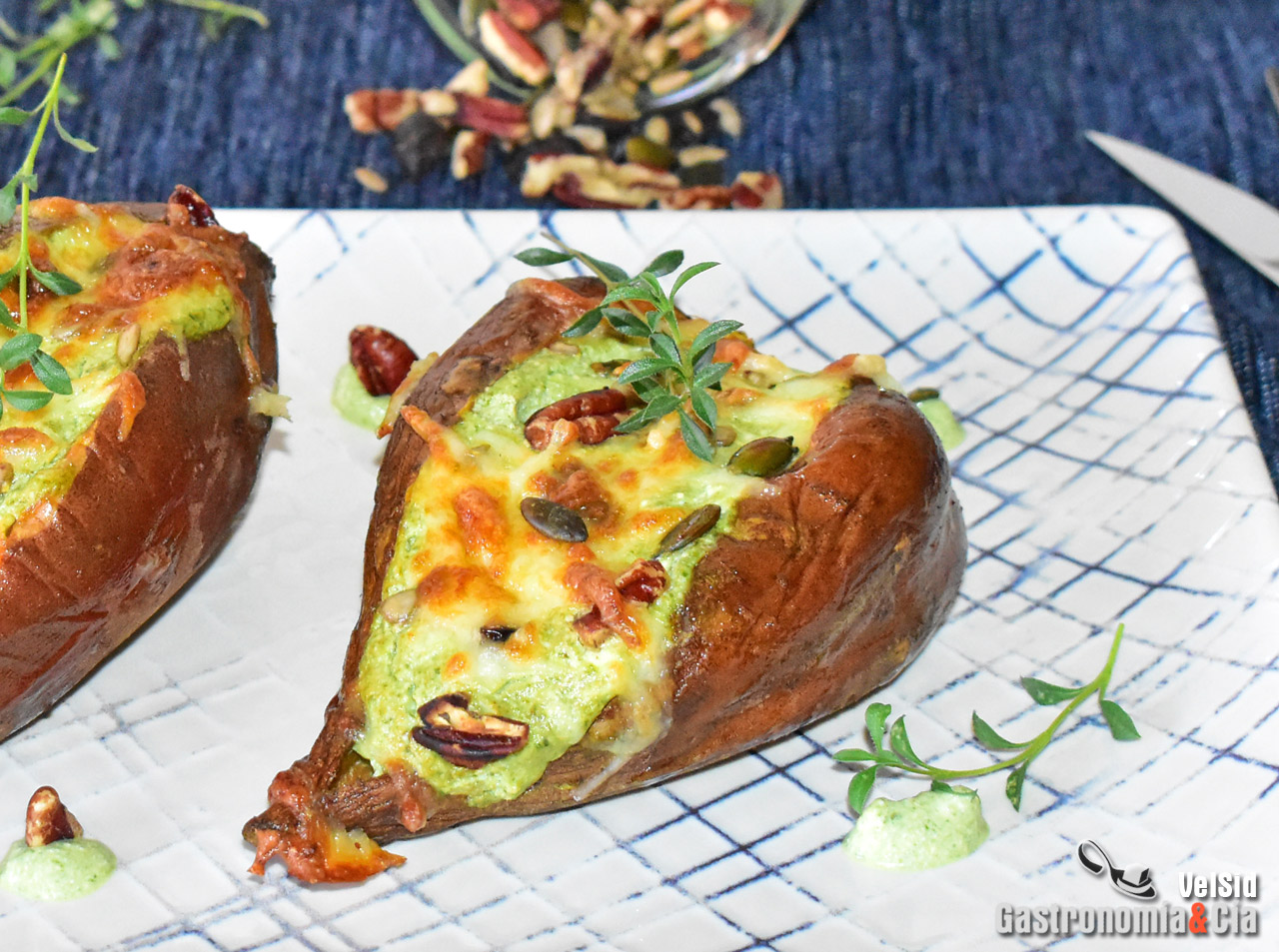 Boniatos asados con ricota, salsa de rúcula y semillas