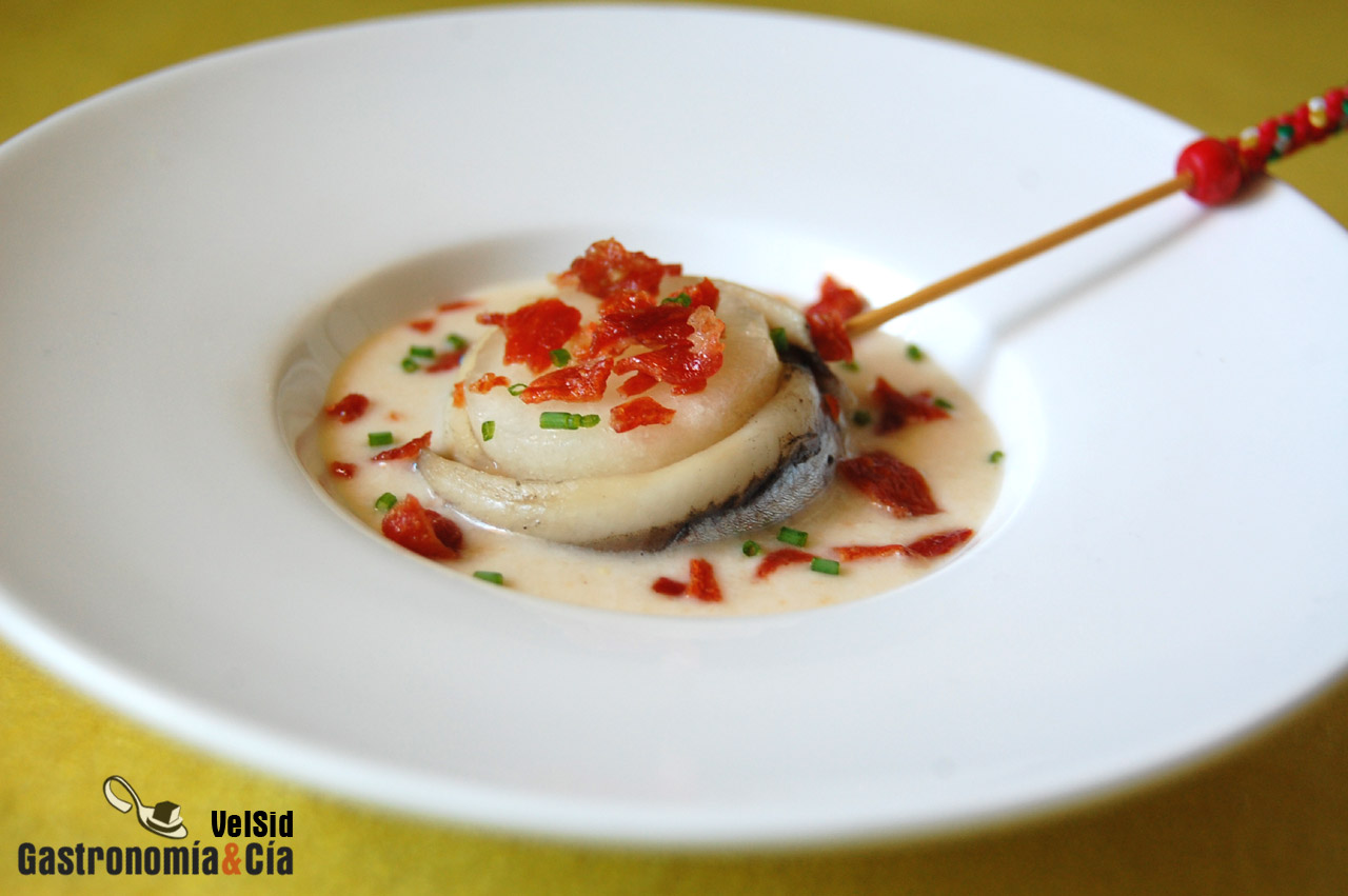 Boquerones marinados con melón y sopa de pan fría