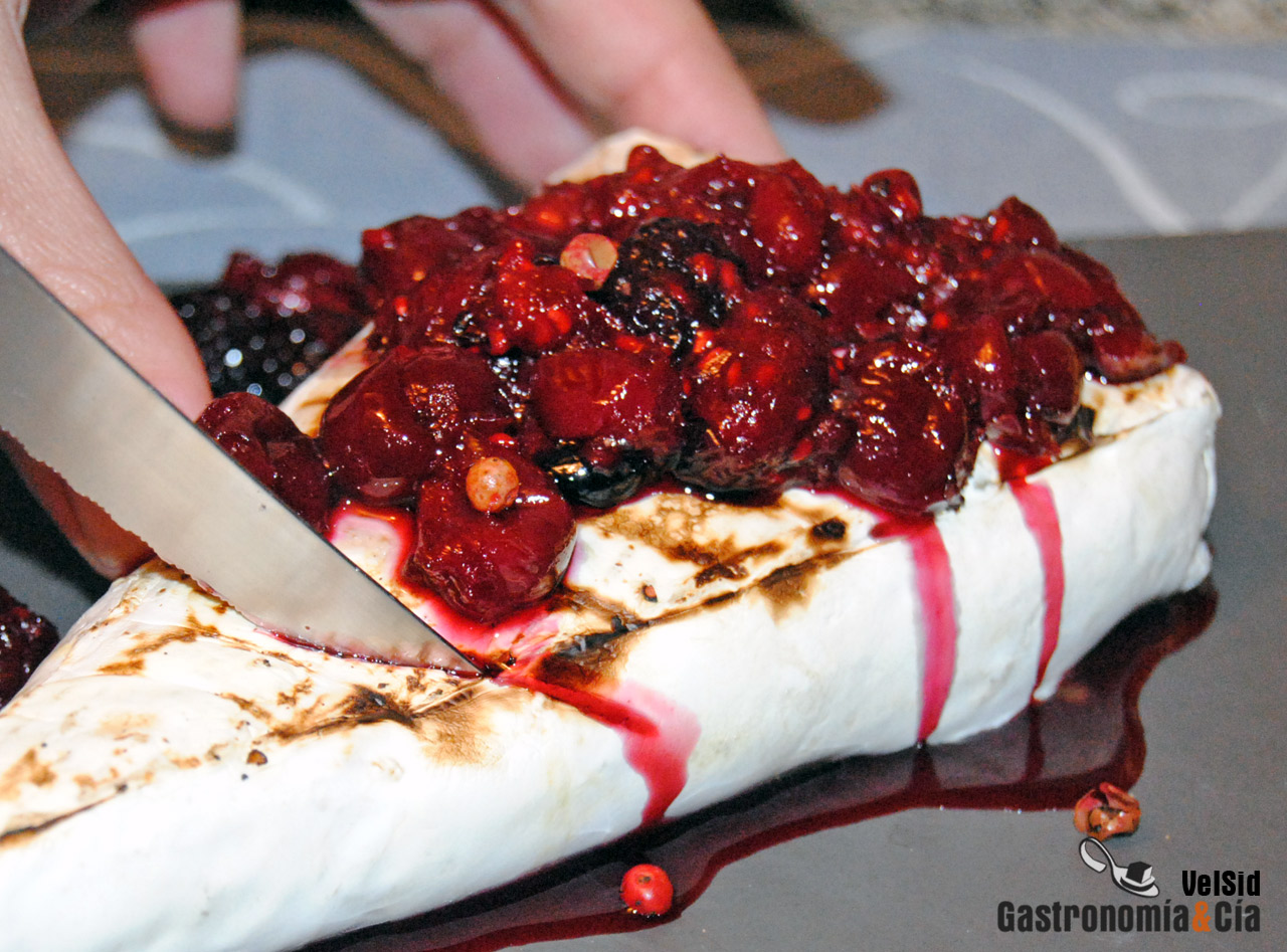 Queso brie caliente con frutos rojos