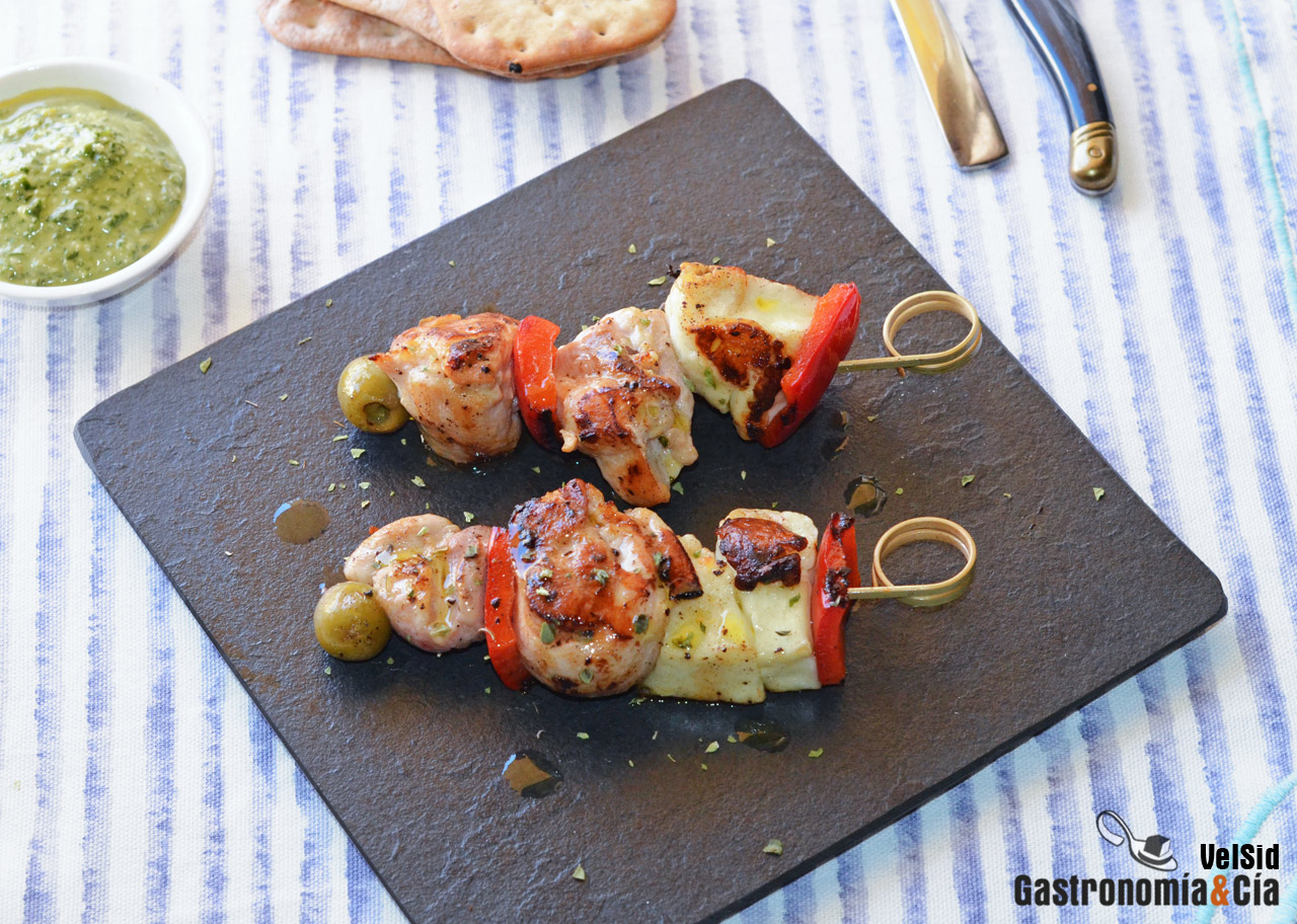 Brochetas de pollo con queso halloumi y hierbas aromáti