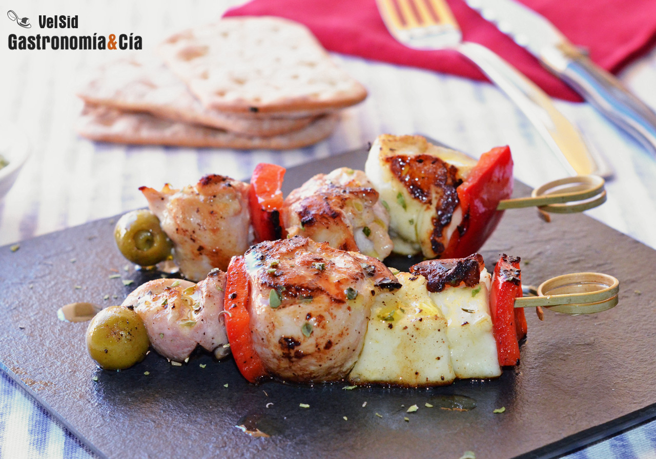 Brochetas de pollo con queso halloumi y hierbas aromáti