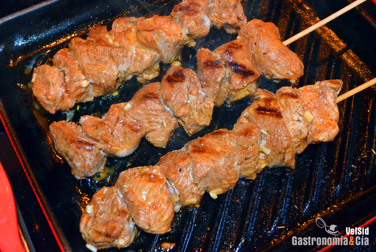 Brochetas de pavo picantes a la parrilla