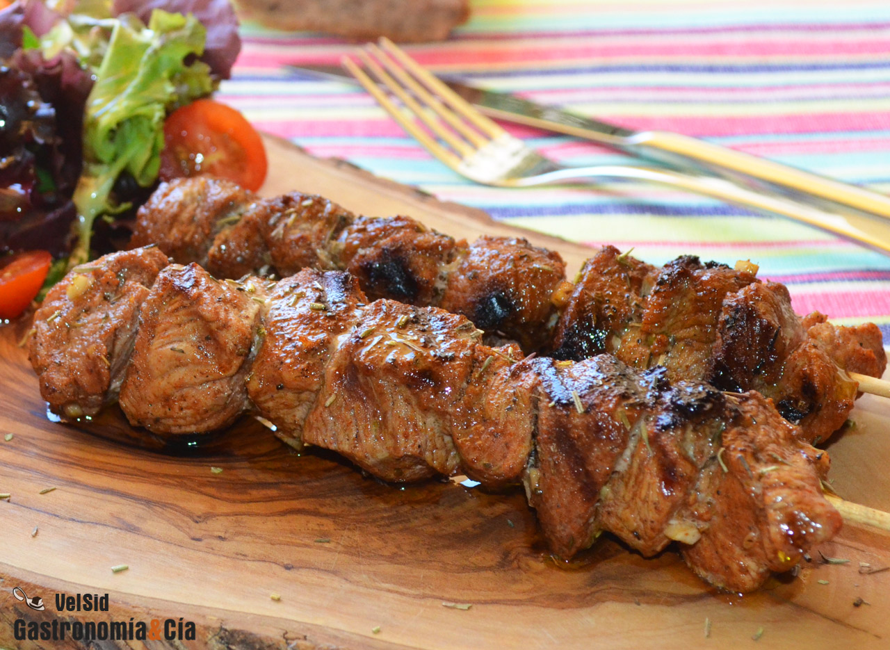 Brochetas de pavo picantes a la parrilla