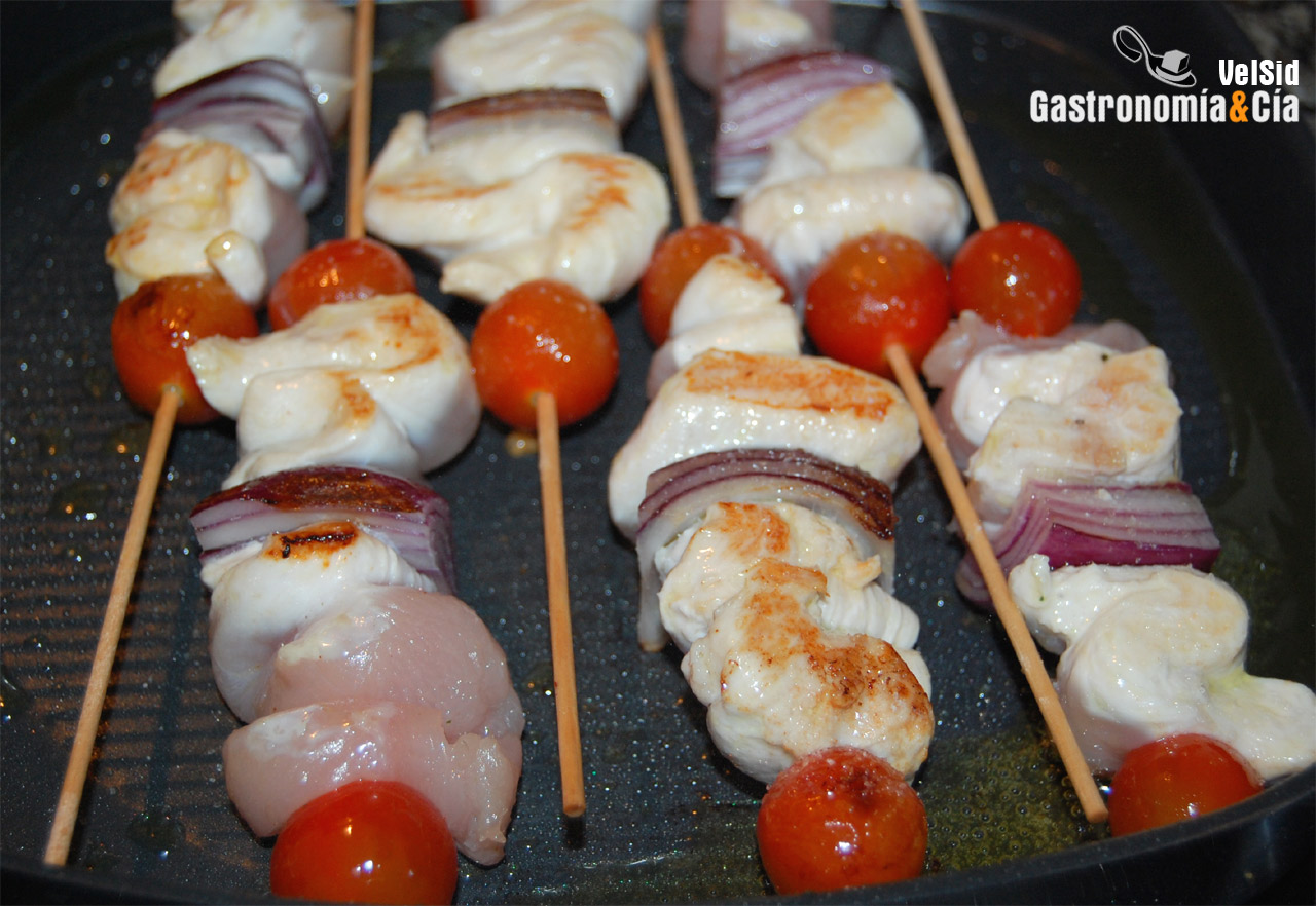 Brochetas de pollo con salsa de tahini y limón
