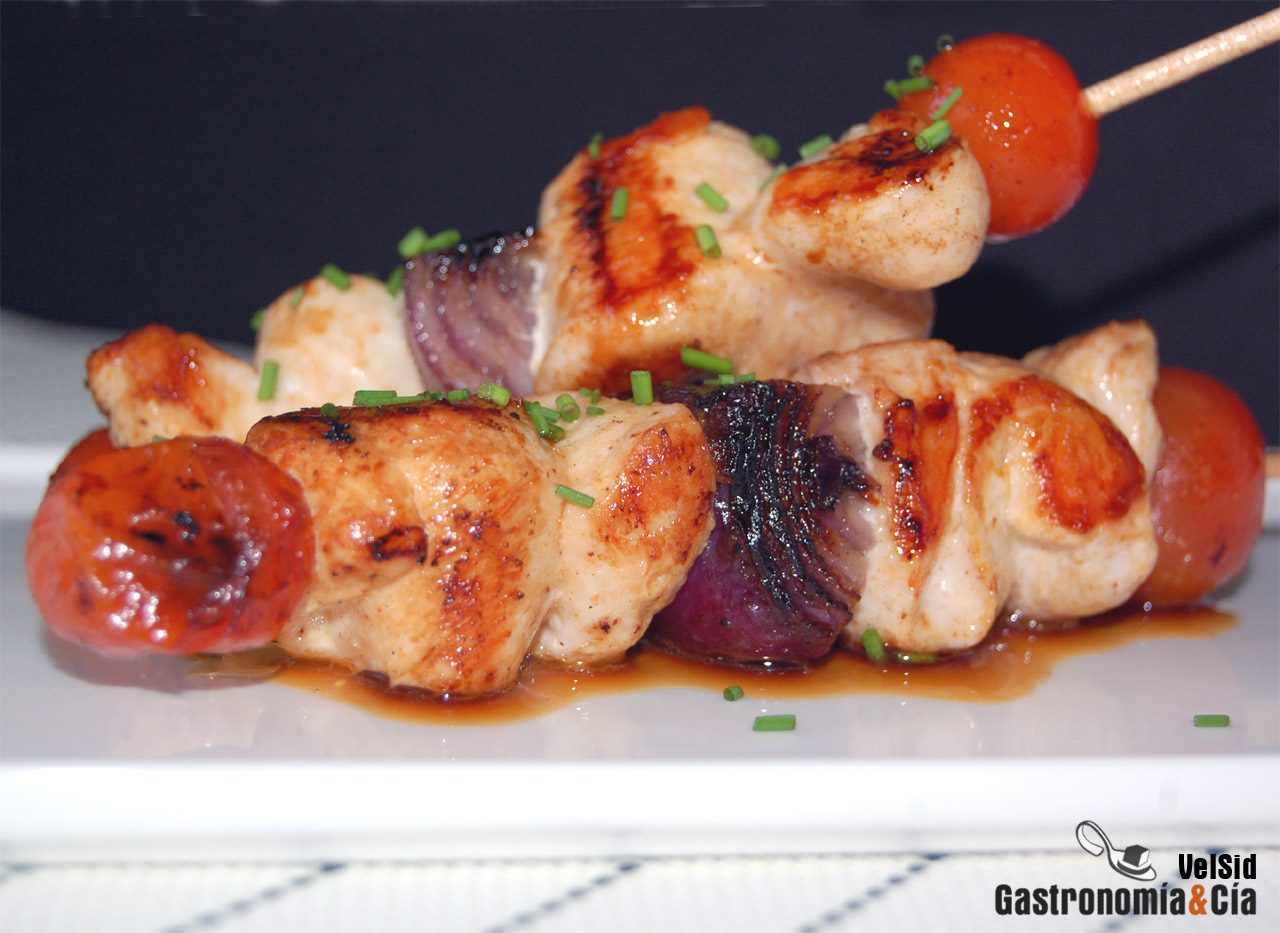 Brochetas de pollo con salsa de tahini y limón