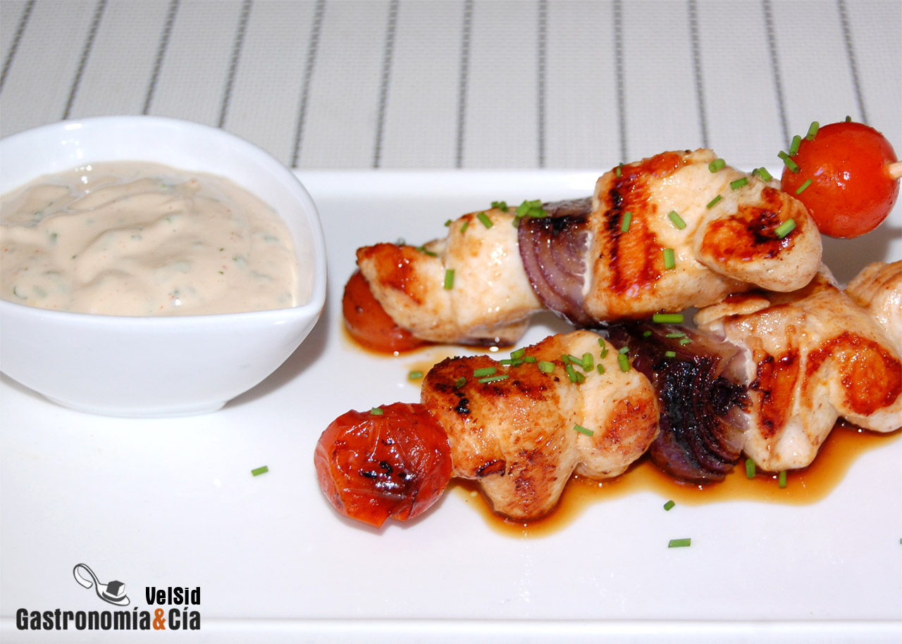 Brochetas de pollo con salsa de tahini y limón