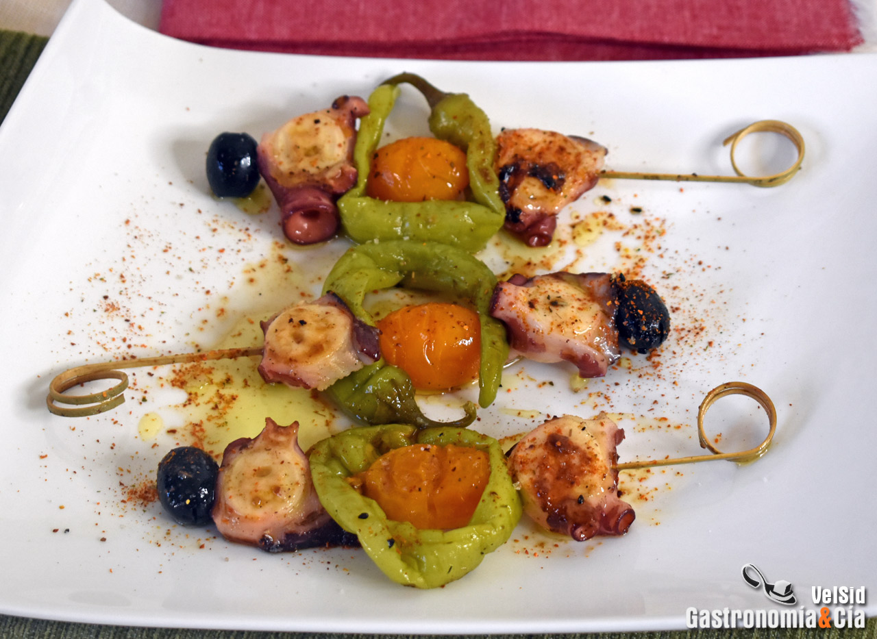 Brocheta de pulpo con piparras