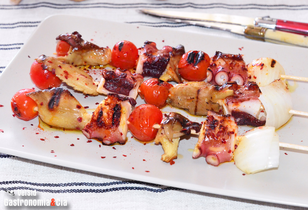 Brochetas de pulpo a la parrilla con setas