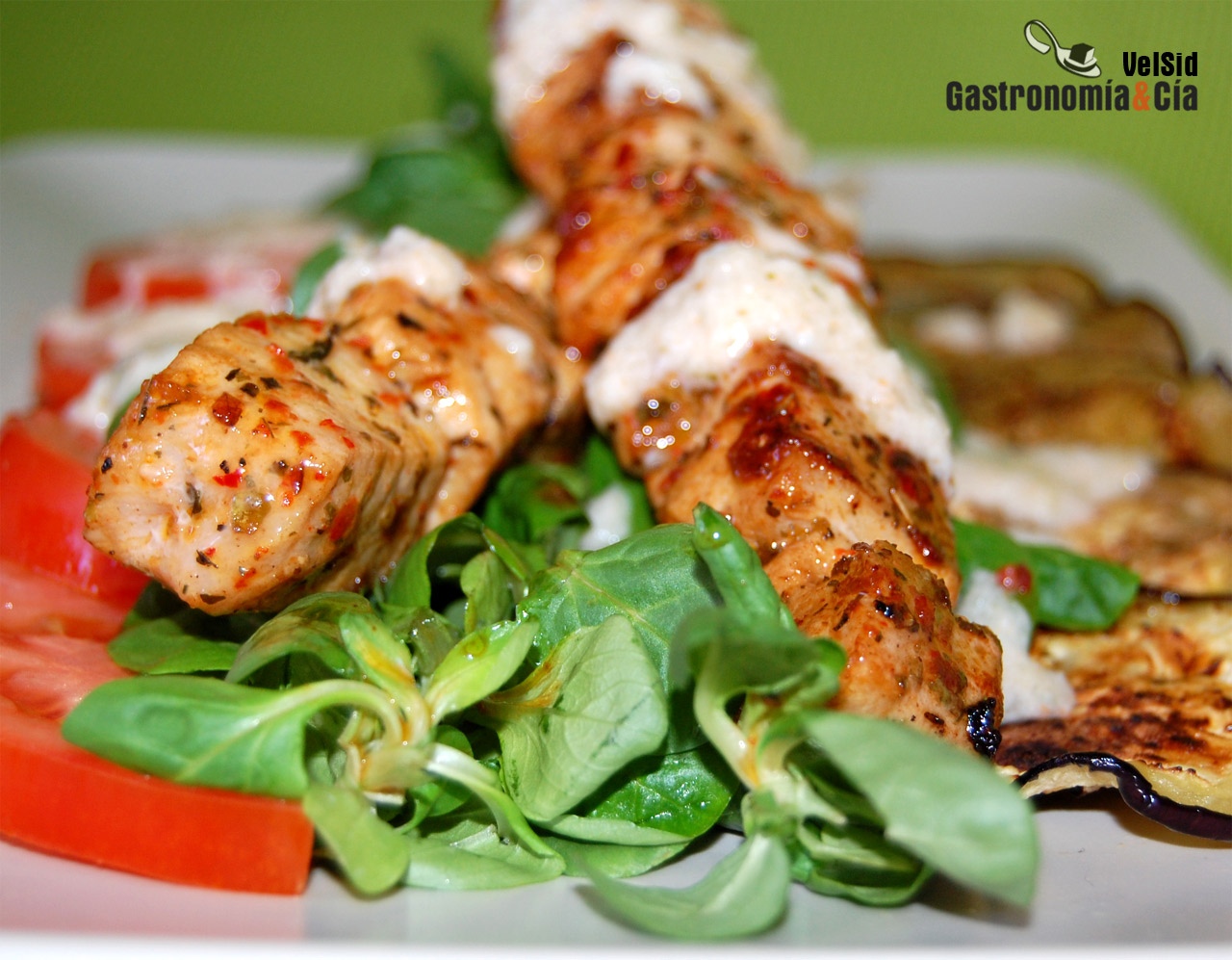 Brochetas de cerdo mediterráneas