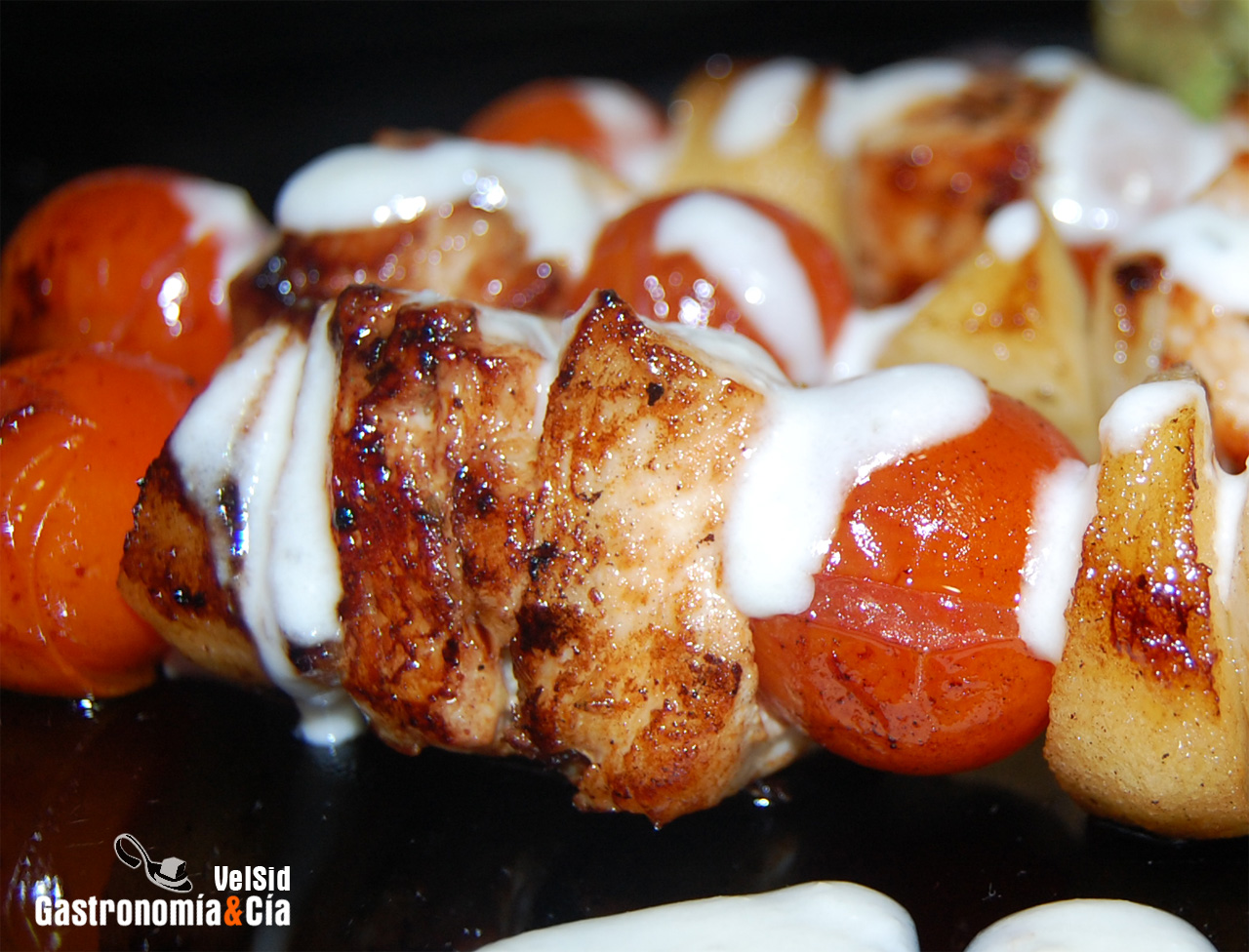 Brochetas de pollo con crema de queso