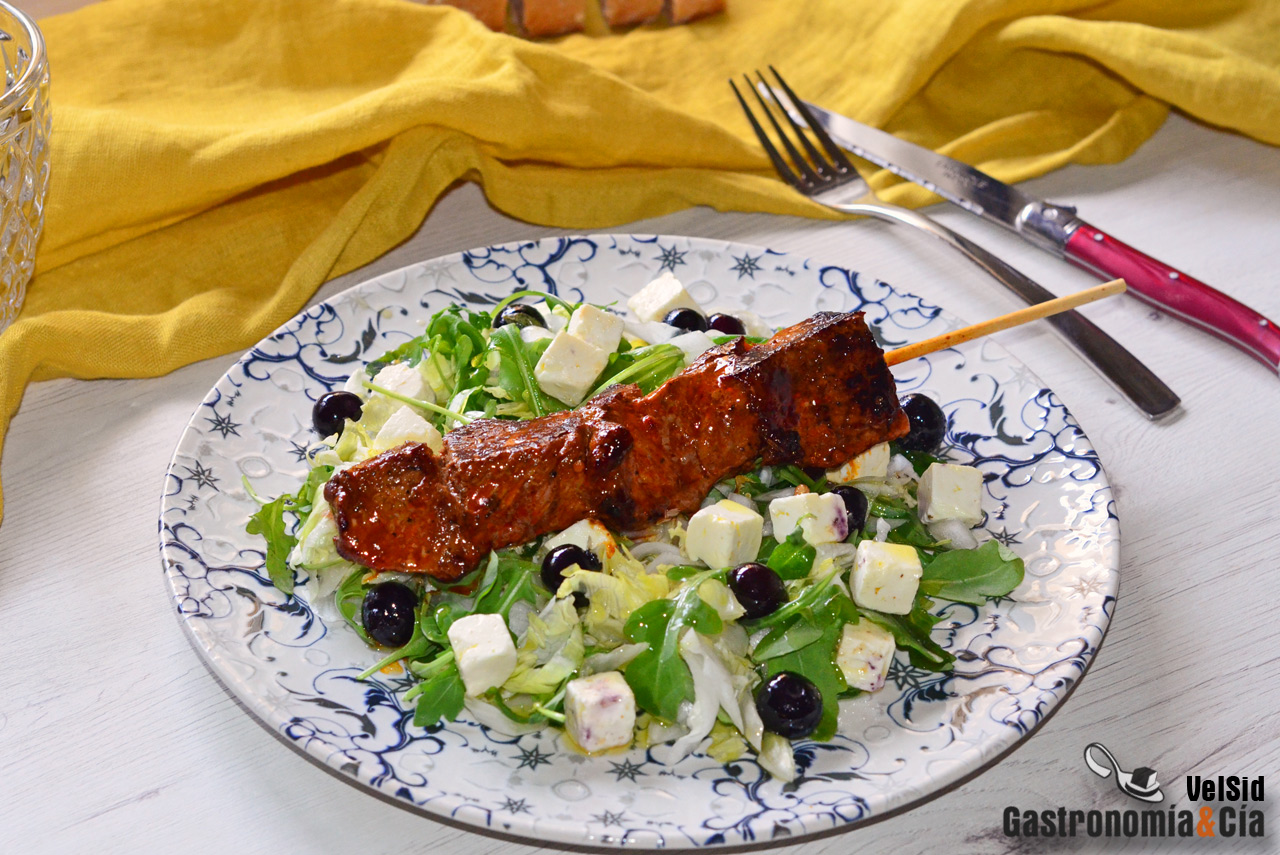 Brochetas de ternera con ensalada de rúcula, feta y ará