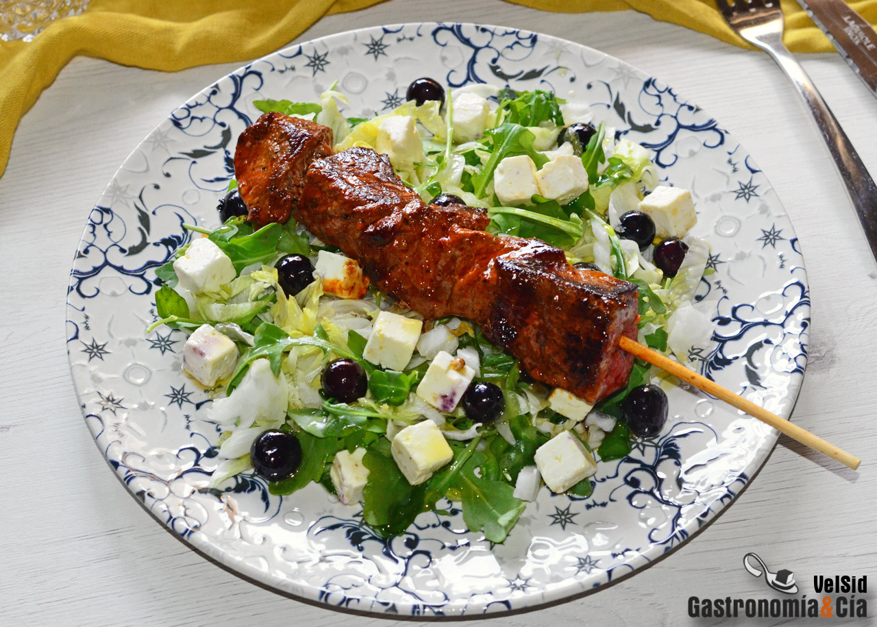 Brochetas de ternera con ensalada de rúcula, feta y ará