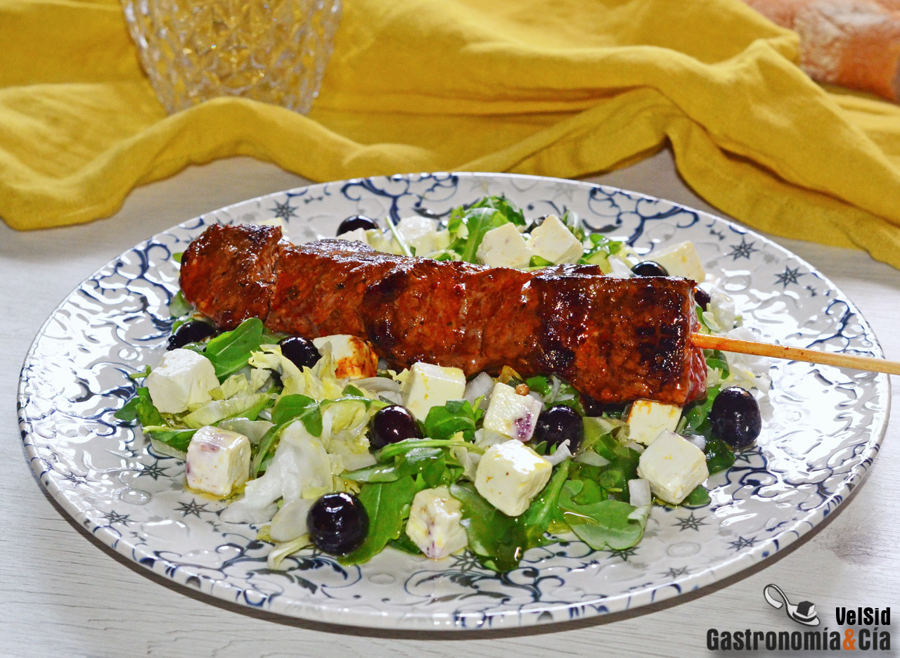Brochetas de ternera con ensalada de rúcula, feta y ará