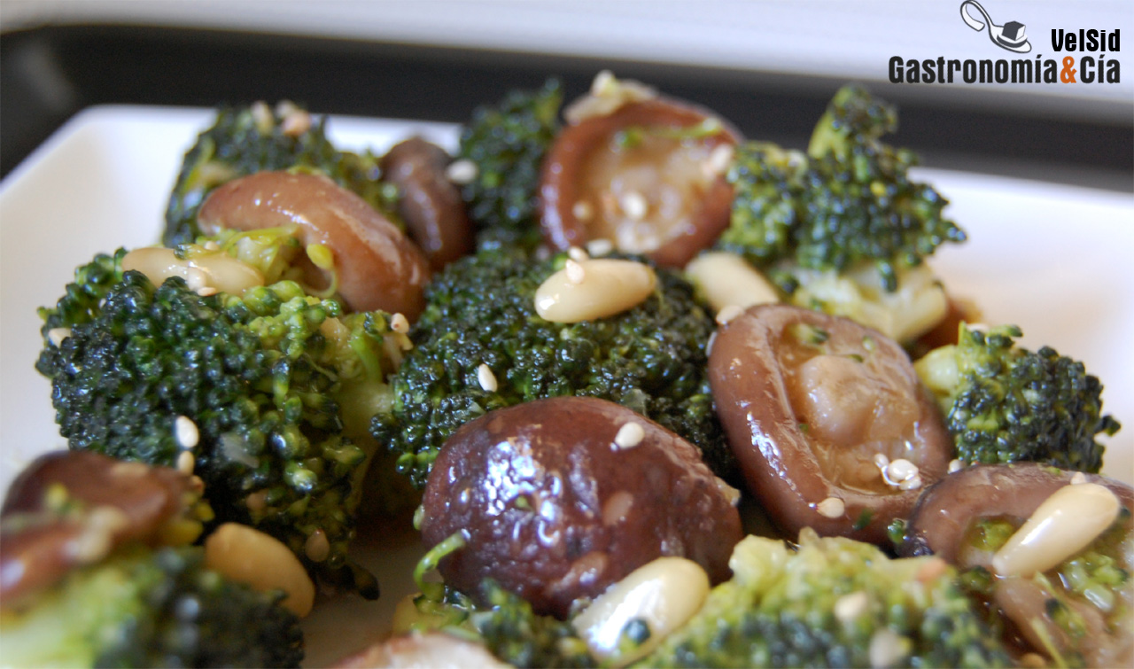 Brócoli con shiitake, salsa de soja y sésamo