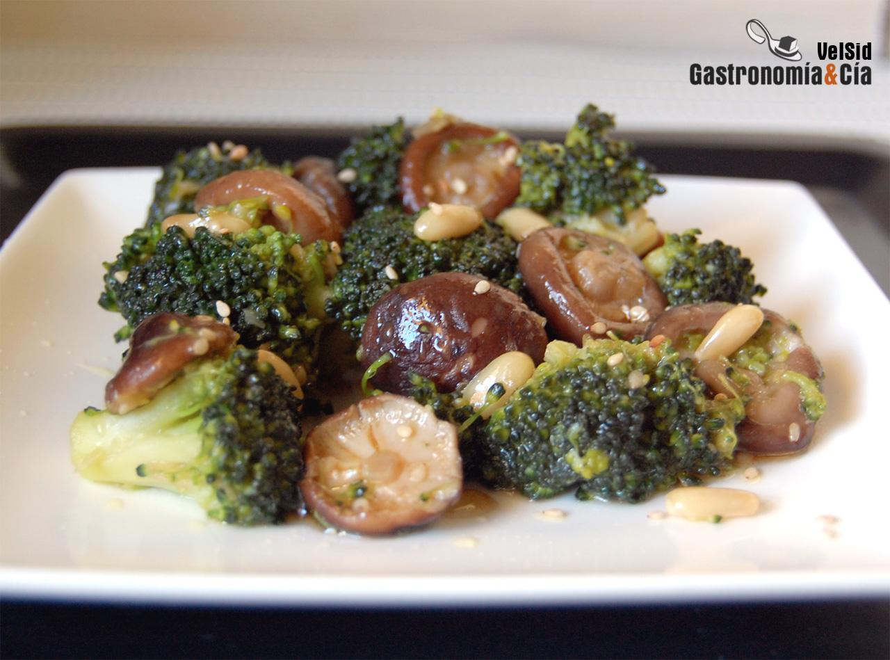 Brócoli con shiitake, salsa de soja y sésamo