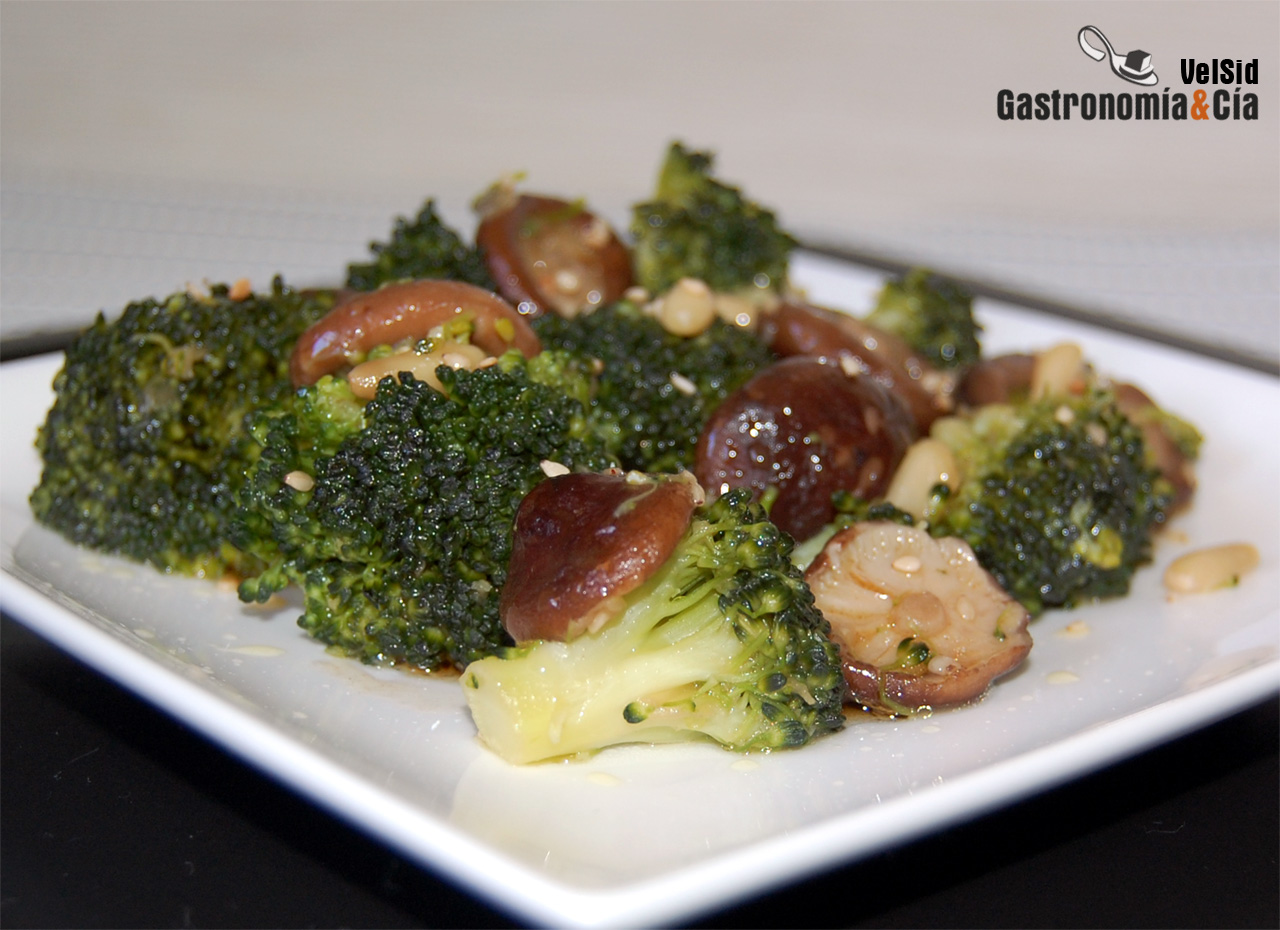 Brócoli con shiitake, salsa de soja y sésamo