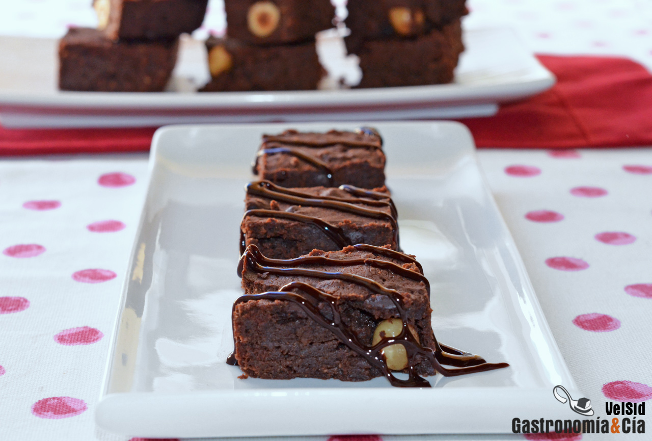 Brownie de chocolate y avellanas tostadas