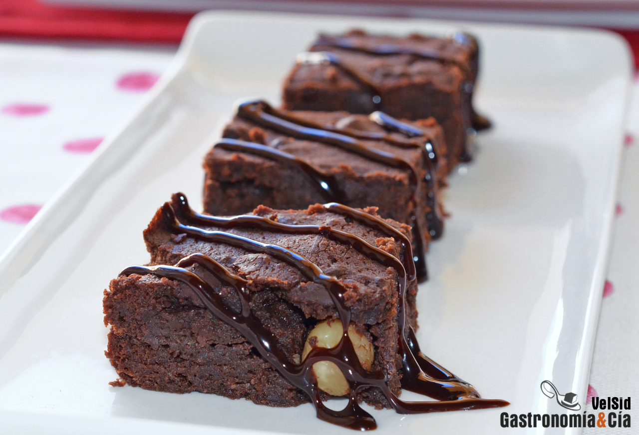Brownie de chocolate y avellanas tostadas