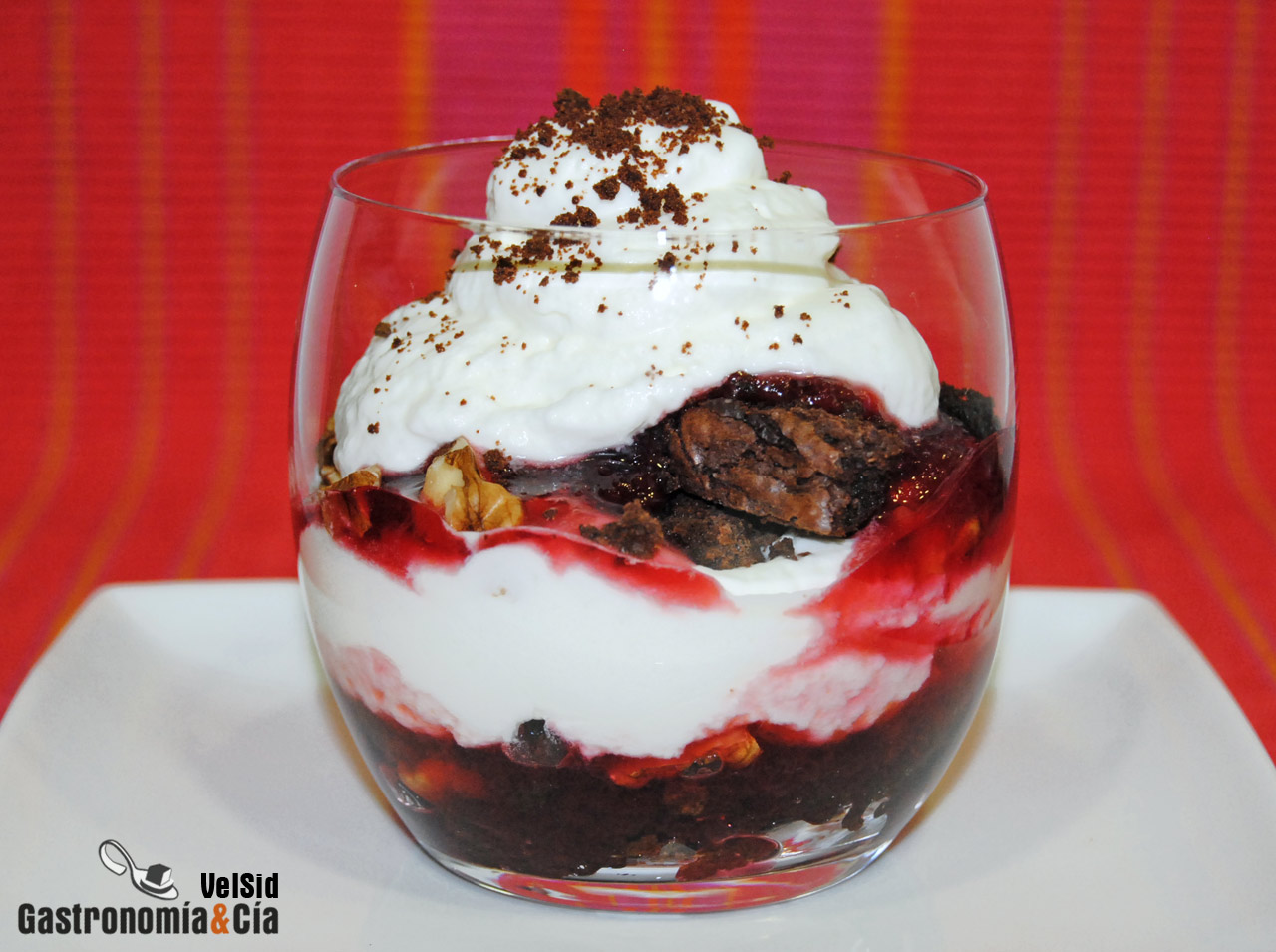 Brownie con mermelada de ciruela y nata