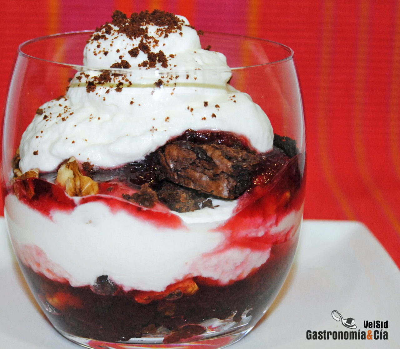 Brownie con mermelada de ciruela y nata