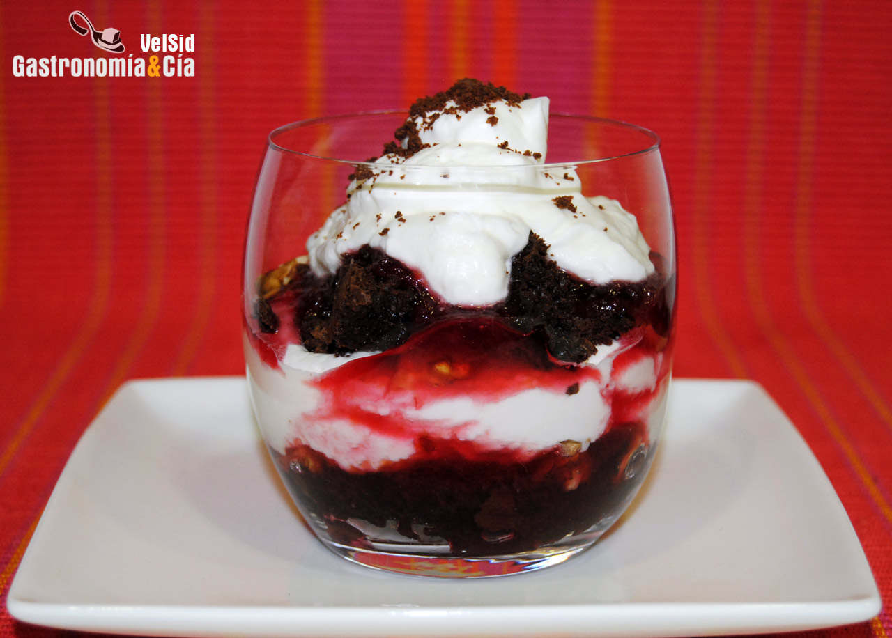 Brownie con mermelada de ciruela y nata