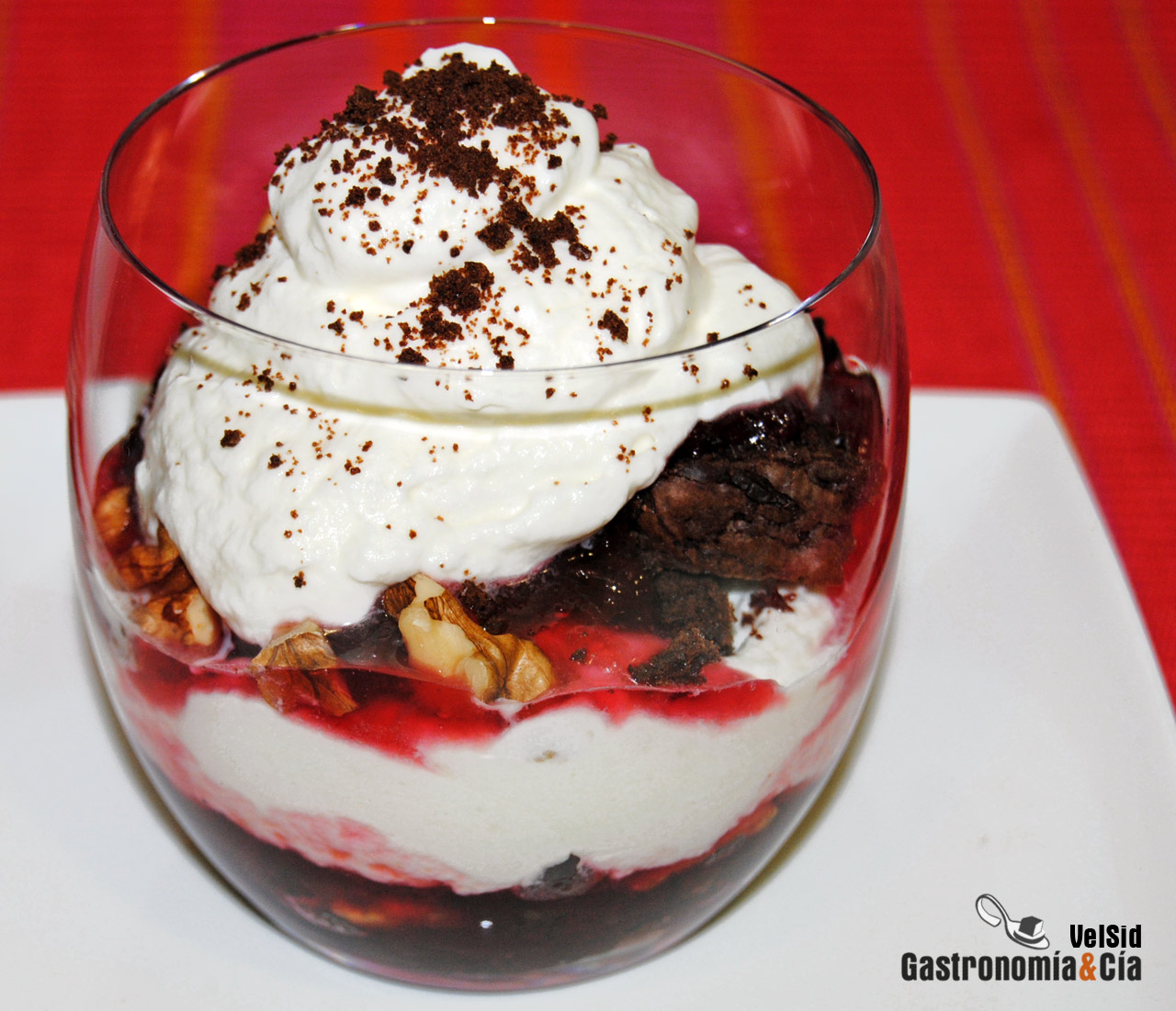 Brownie con mermelada de ciruela y nata
