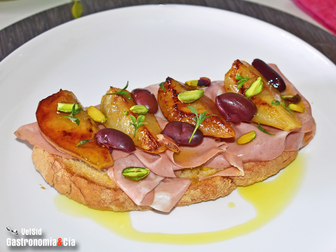 Bruschetta de mortadela italiana y pera con aceitunas k