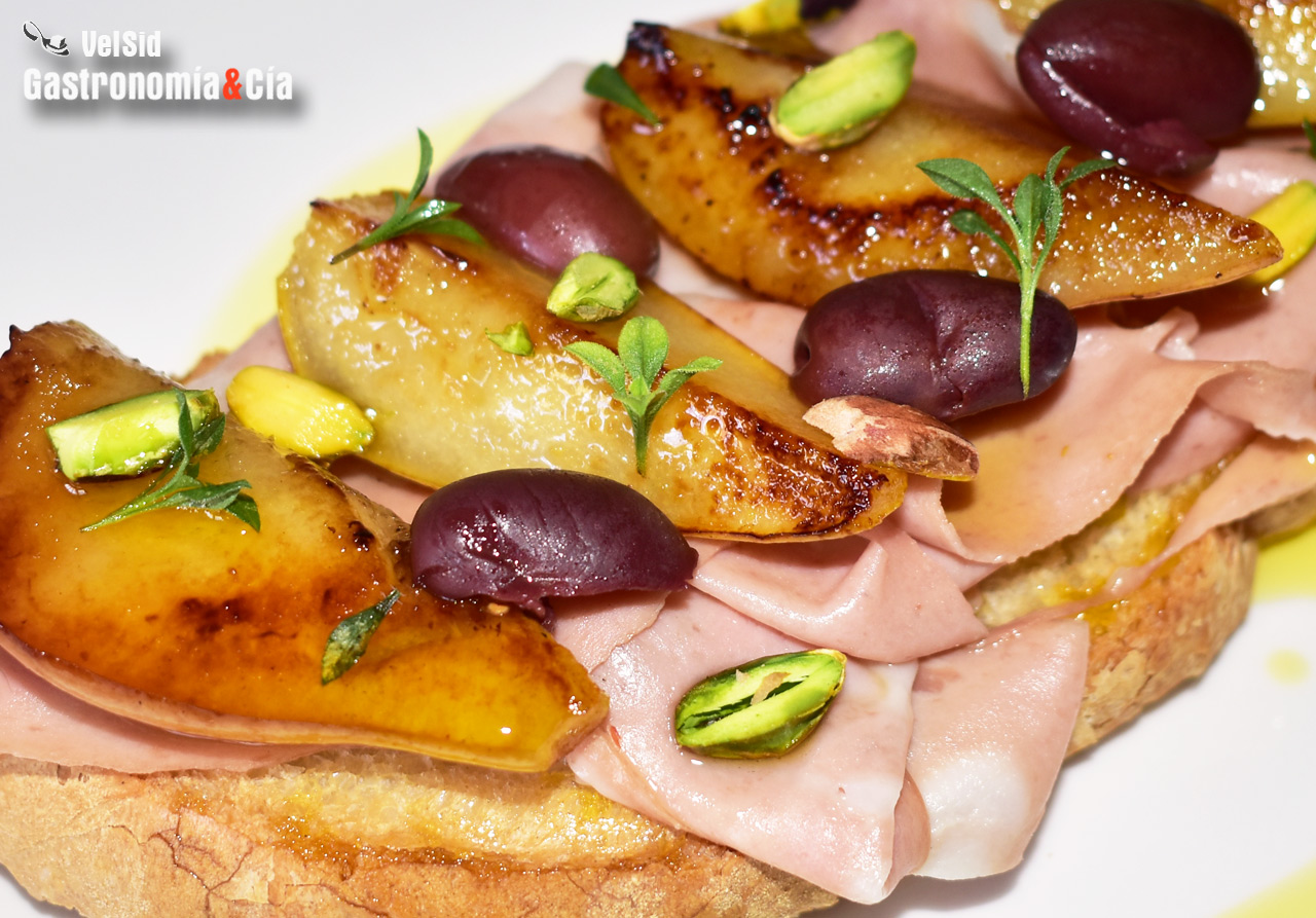 Bruschetta de mortadela italiana y pera con aceitunas k