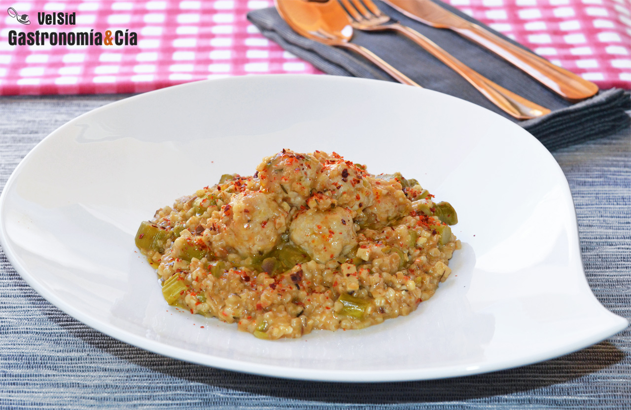 Bulgur de avena integral con albóndigas de pollo y espá
